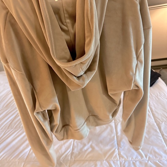 Women's SKIMS Velour Hoodie Size L color Honey.  Like new wore one hour. - Picture 3 of 6